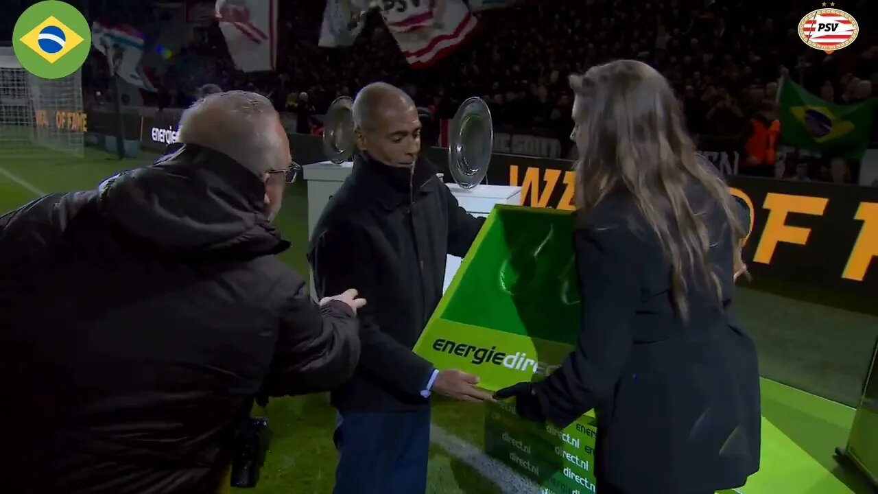 Legende Romario eregast bij PSV - AZ. Toegevoegd aan The Walk of Fame van PSV Eindhoven.