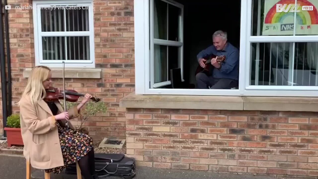 Une violoniste entame un duo avec son grand-père