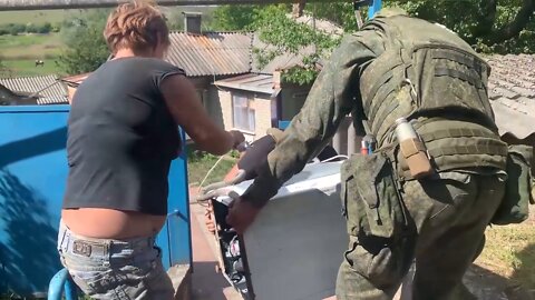 Russian servicemen helped a mother with many children move from a house hit by Ukrainian shelling