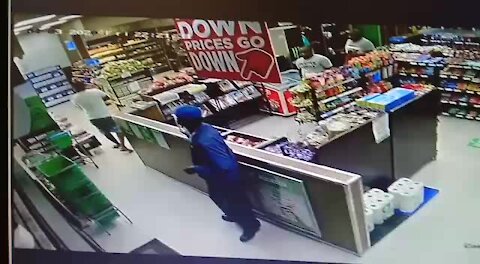 WATCH: Car crashes into garage store in eManzimtoti (vyi)