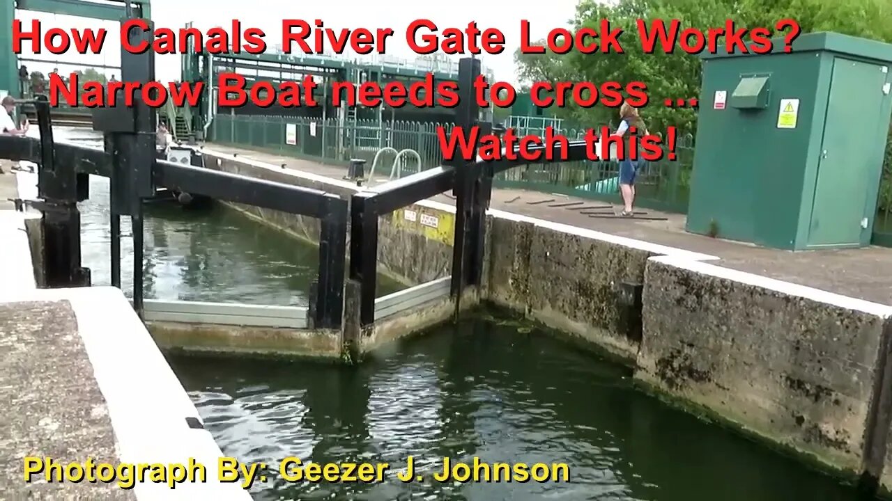 Narrow Boat Crossing The Canal River Gate How it Work