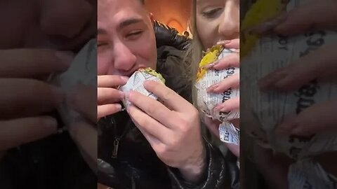 TESTEZ IMPREUNA CU IUBITA MEA CEL MAI IUTE BURRITO DIN ROMANIA #oguritamica #mancaciosul #mancare