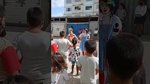 🔴 Hermosa labor HACER reír a los NIÑOS en los barrios de Cuba short