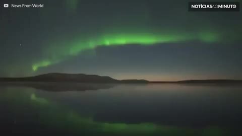 Espetáculo natural: aurora boreal multicolor ilumina o céu na Finlândia