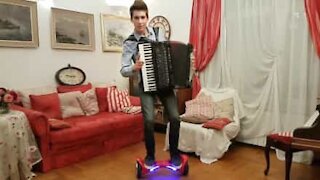 Une reprise de Ed Sheeran, à l'accordéon sur un hoverboard