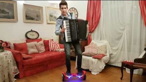 Une reprise de Ed Sheeran, à l'accordéon sur un hoverboard