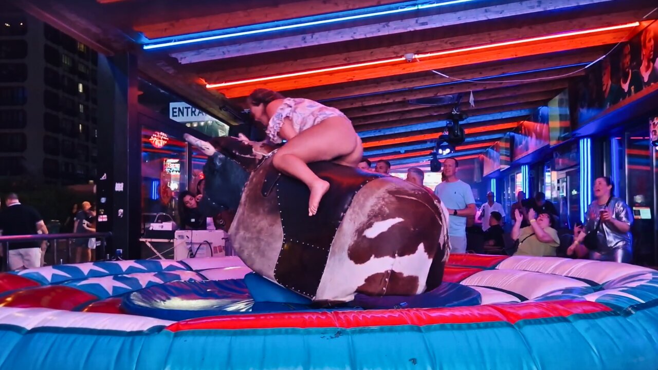 MUST-SEE 😱 Pretty Girl Ride Mechanical Bull in Benidorm 🐂 . EPIC FAIL September 2024. SPAIN 4K