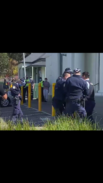 NAZISTRALIA: They´re getting better and better.... this time 5 police pigs on one woman