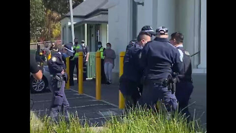 NAZISTRALIA: They´re getting better and better.... this time 5 police pigs on one woman