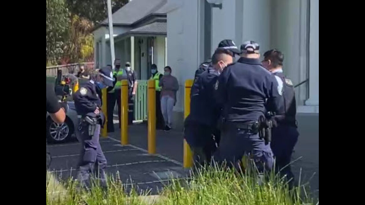 NAZISTRALIA: They´re getting better and better.... this time 5 police pigs on one woman