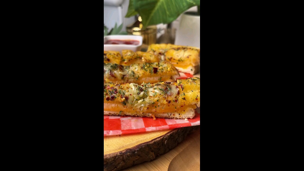 CHEESY GARLIC BREAD | #cheesygarlicbread #garlicbread #garlicbuttertoast #cheesygarlic #domino