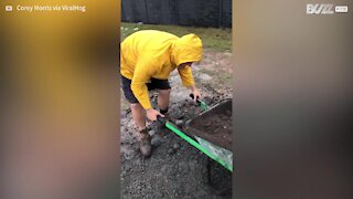 Un apprenti maçon tombe par dessus sa brouette