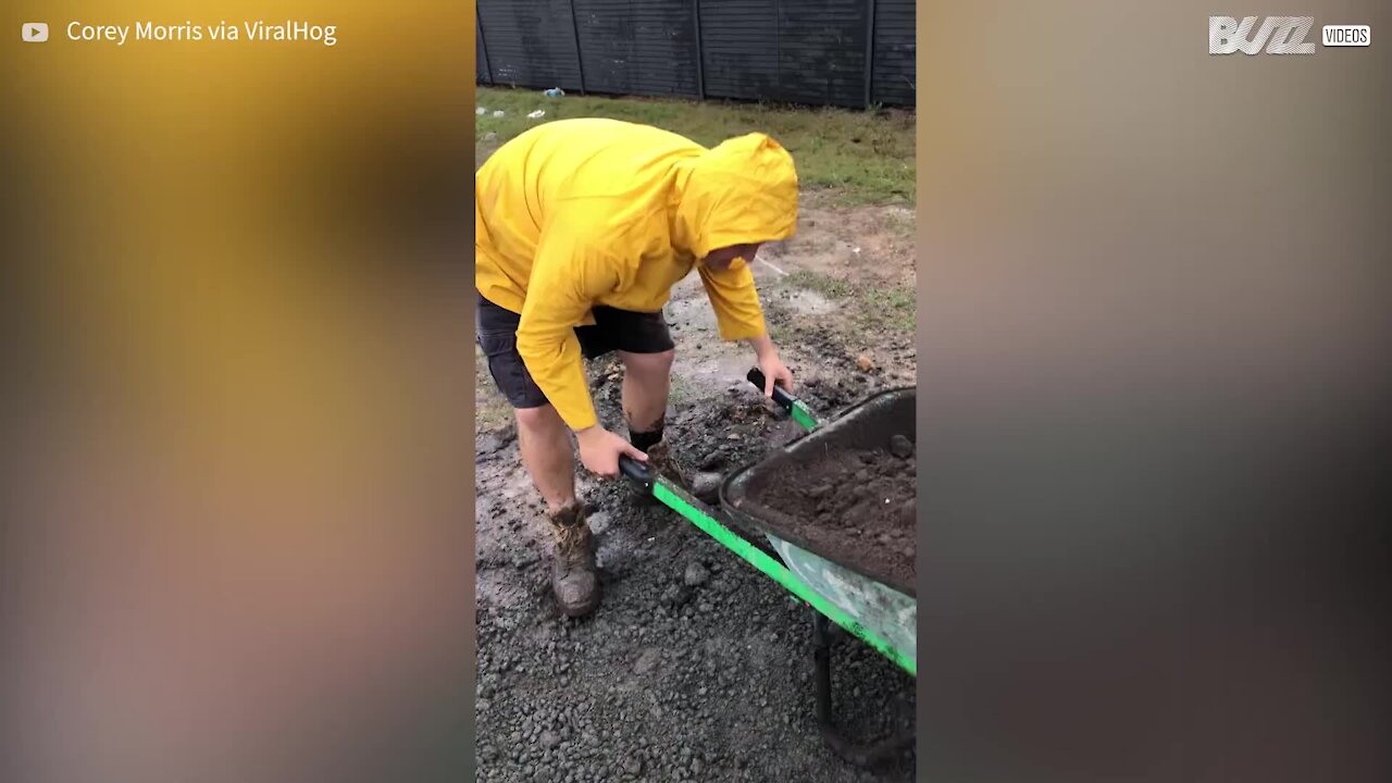 Un apprenti maçon tombe par dessus sa brouette