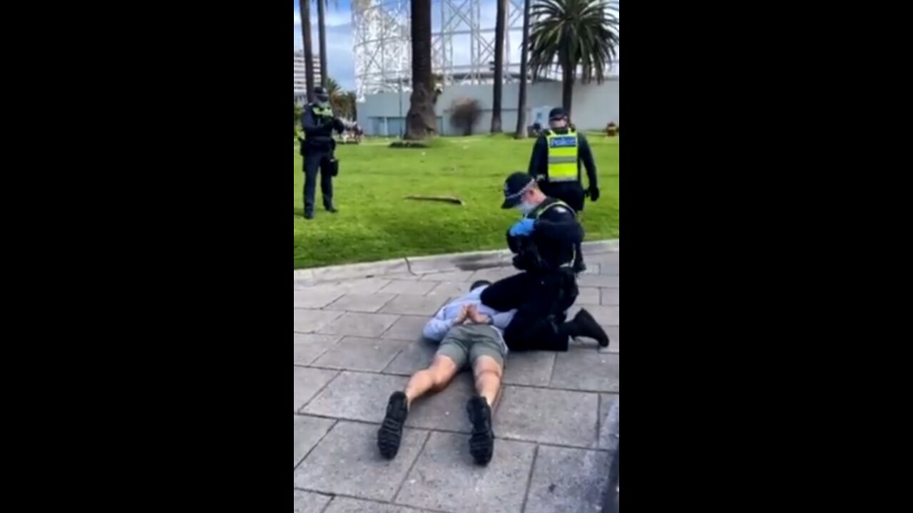 Australian Police Handcuff Man For Not Wearing A Mask Meters From His Home