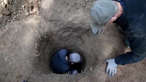 Digging a Japanese Spider Hole and sleeping in it!!!