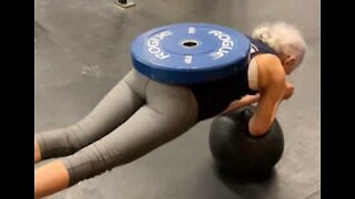 Cette femme de 72 ans s'entraîne comme une jeune!
