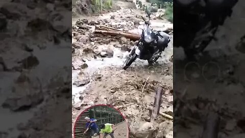 Intensas lluvias provocaron que una quebrada se desbordara en #FLORIDABLANCA