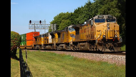 Union Pacific moving in reverse at Rochelle Railroad Park, Illinois (7-27-2023)