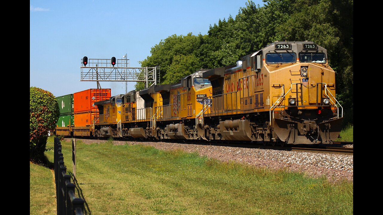 Union Pacific moving in reverse at Rochelle Railroad Park, Illinois (7-27-2023)