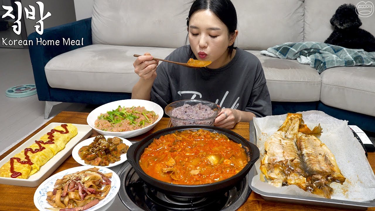 This is Real Korean Home Meal! ☆ Kimchi stew & generous side dishe