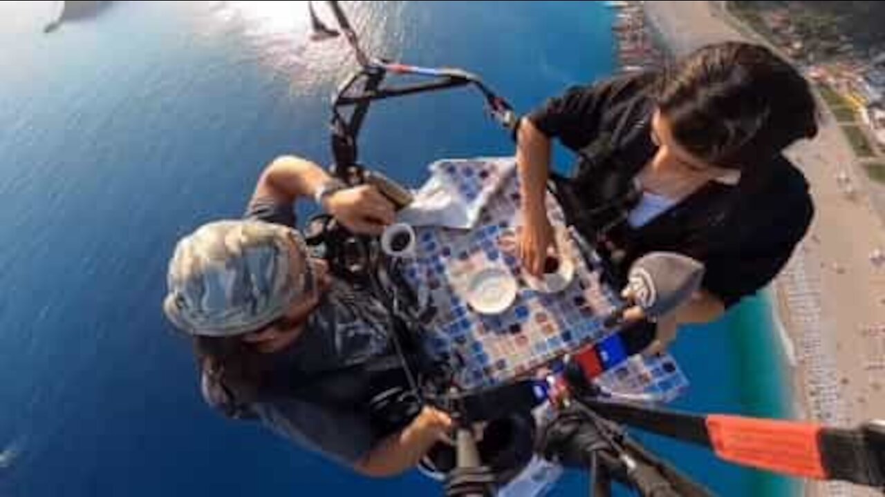 Homem é entrevistado enquanto faz parapente e toma café!