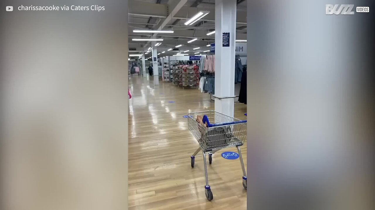 Mulher leva tombo doloroso em carrinho de compras