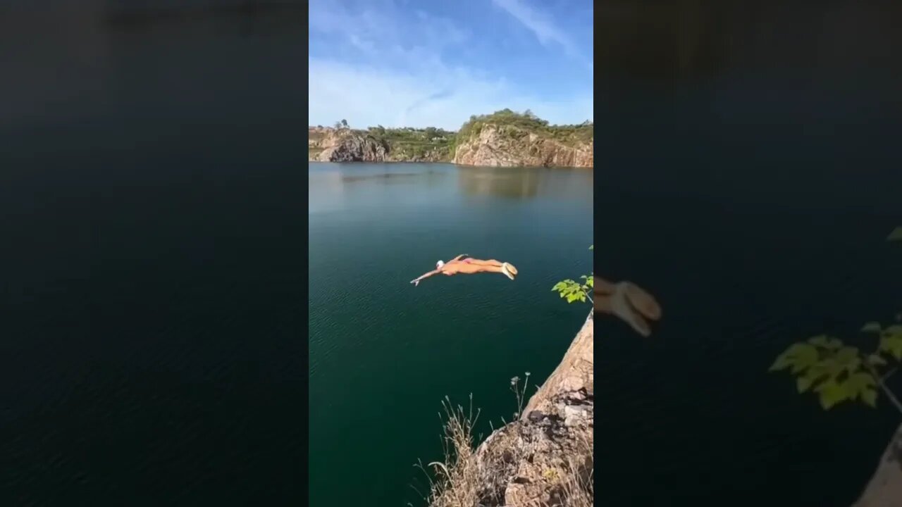 Slender Chinese Girl Makes Cliff Diving Look Simple But It's Not