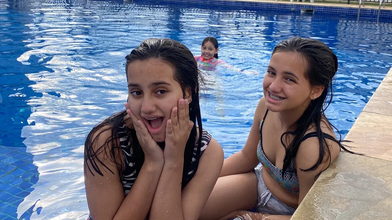 DIVERSÃO NA PISCINA com as 3 irmãs demais