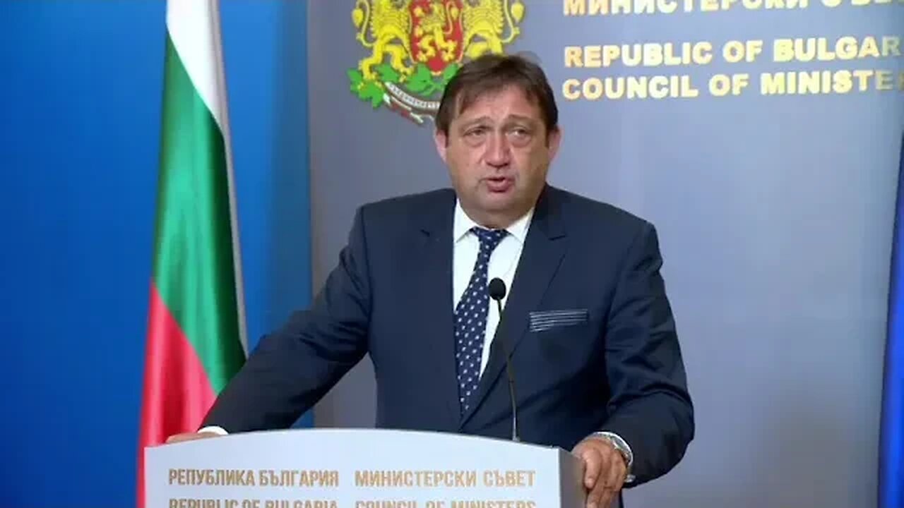 Регионалният министър Иван Шишков дава изявление в Министерския съвет