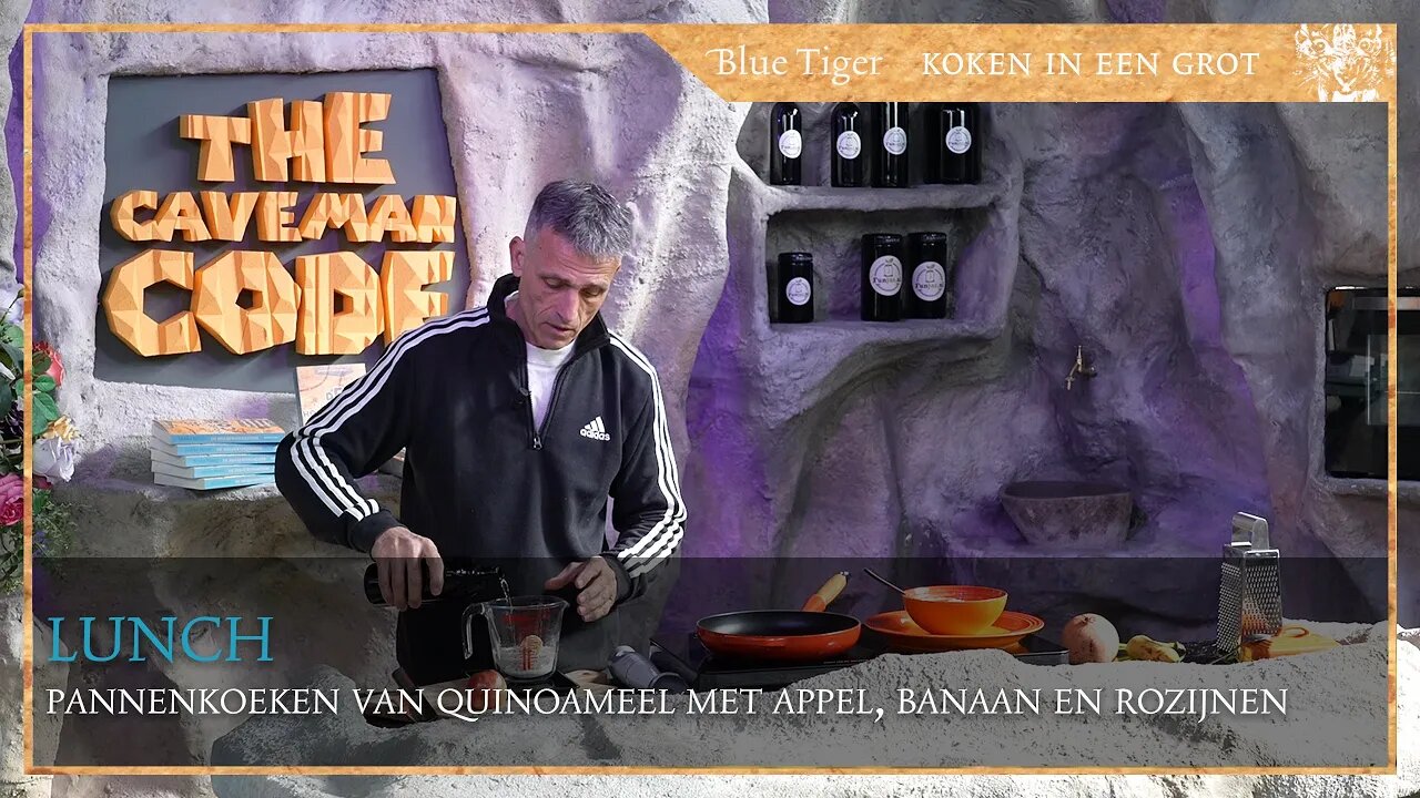 Lunch: pannenkoeken van quinoameel met appel, banaan en rozijnen.