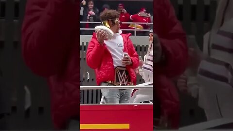 Patrick Mahomes flexing the Super Bowl MVP trophy at parade. 🔥😅 #shorts