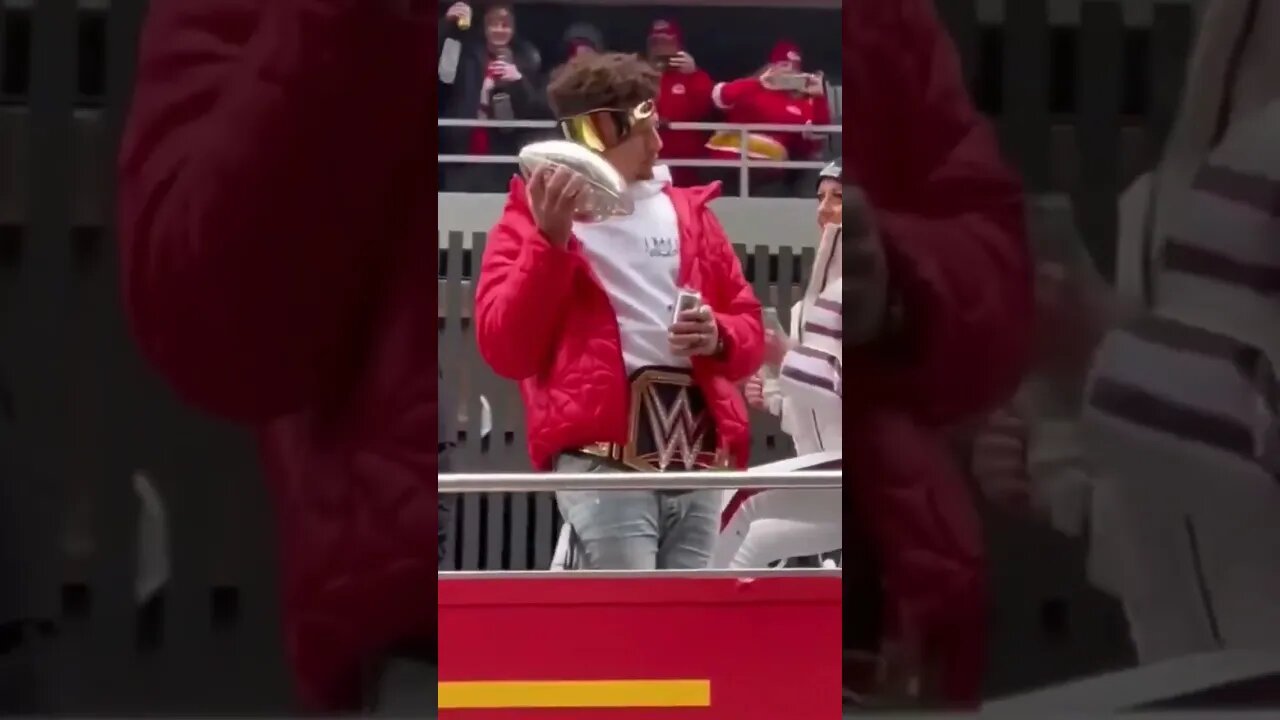 Patrick Mahomes flexing the Super Bowl MVP trophy at parade. 🔥😅 #shorts