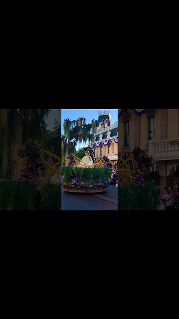 Tiana and Naveen in Magic Happens #disneyland #magichappens #mainstreet #princessandthefrog #tiana