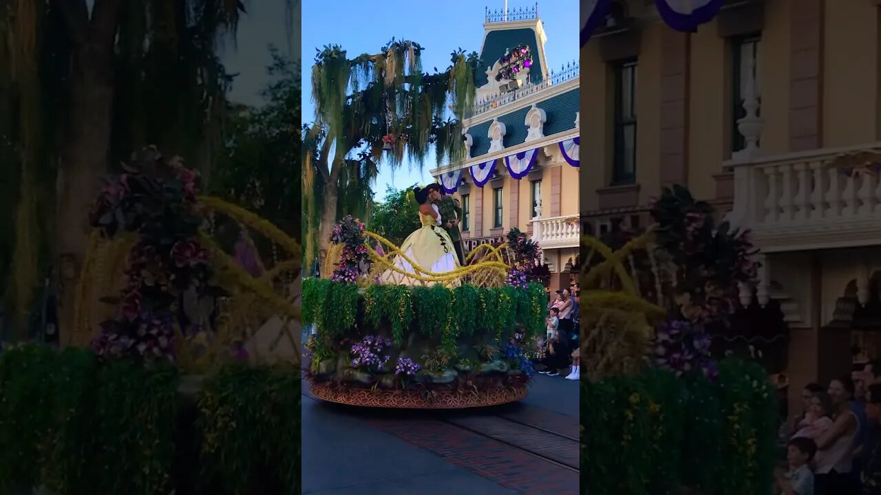 Tiana and Naveen in Magic Happens #disneyland #magichappens #mainstreet #princessandthefrog #tiana