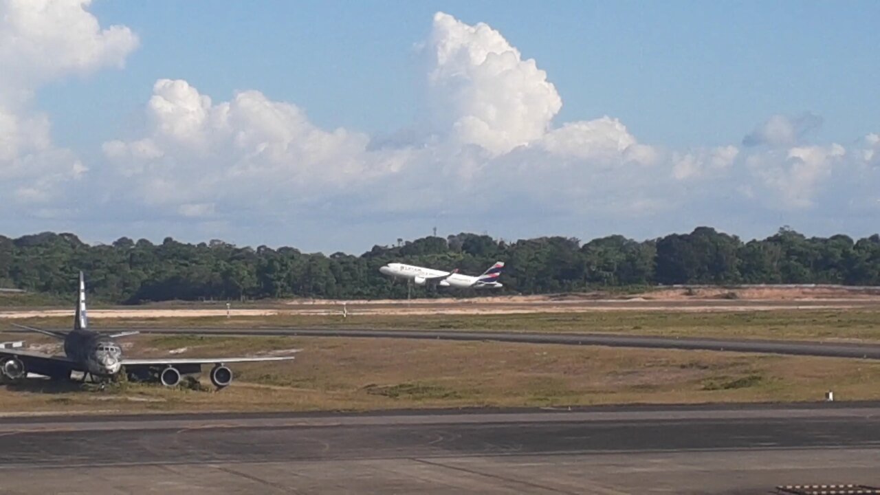 Embraer E195AR PR-AXP vindo de Parintins,Airbus A320 PR-TYU decola para Guarulhos
