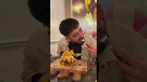 CUM MANANCA UN OM NORMAL VS CUM MANANC EU #oguritamica #mancaciosul #food #romania #mancare