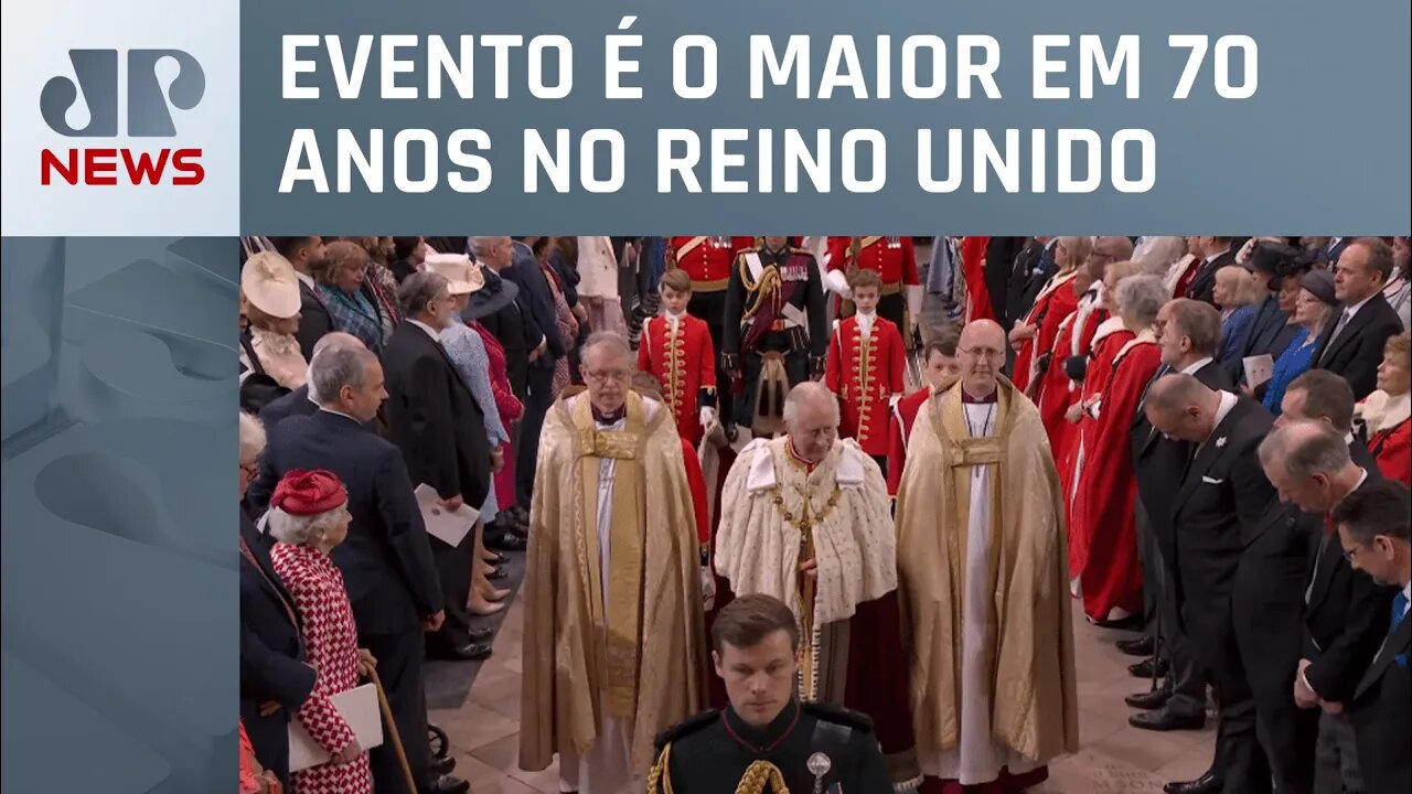 Rei Charles III chega à Abadia de Westminster para ser coroado rei do Reino Unido