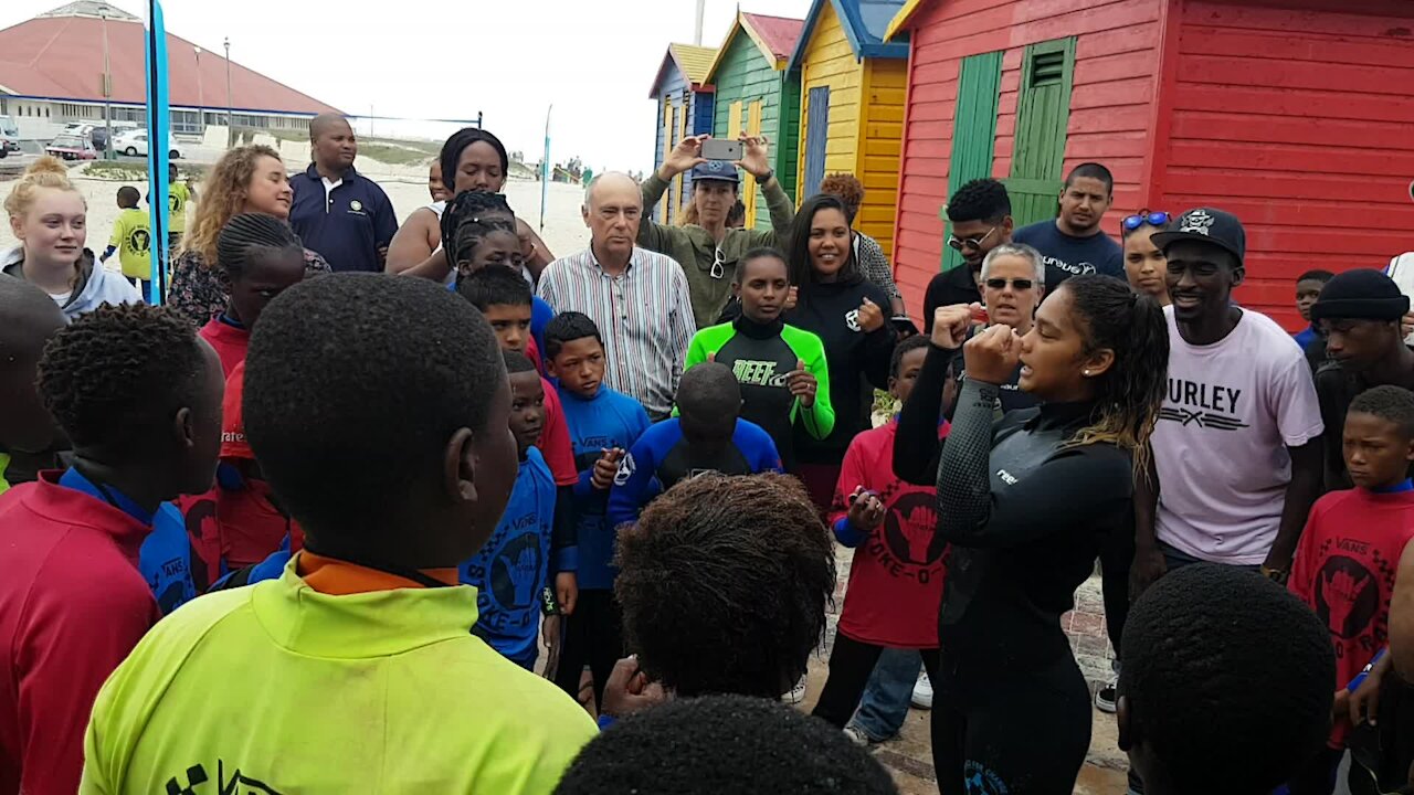 SOUTH AFRICA - Cape Town - Proteas players interact with Laureus, Waves for Change, kids (Video) (gCf)