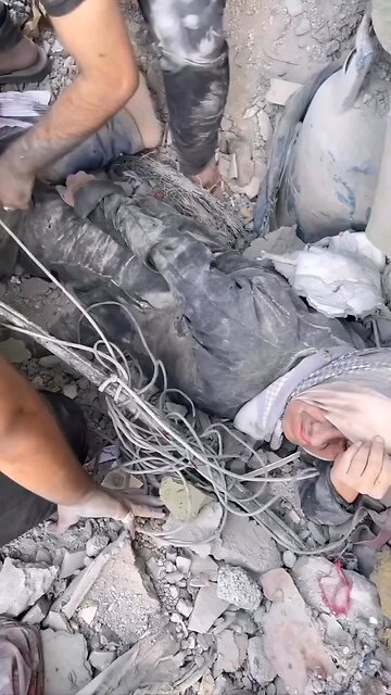 Rescuing an old Palestinian woman from under the rubble of her house in #Gaza destroyed by Israeli w