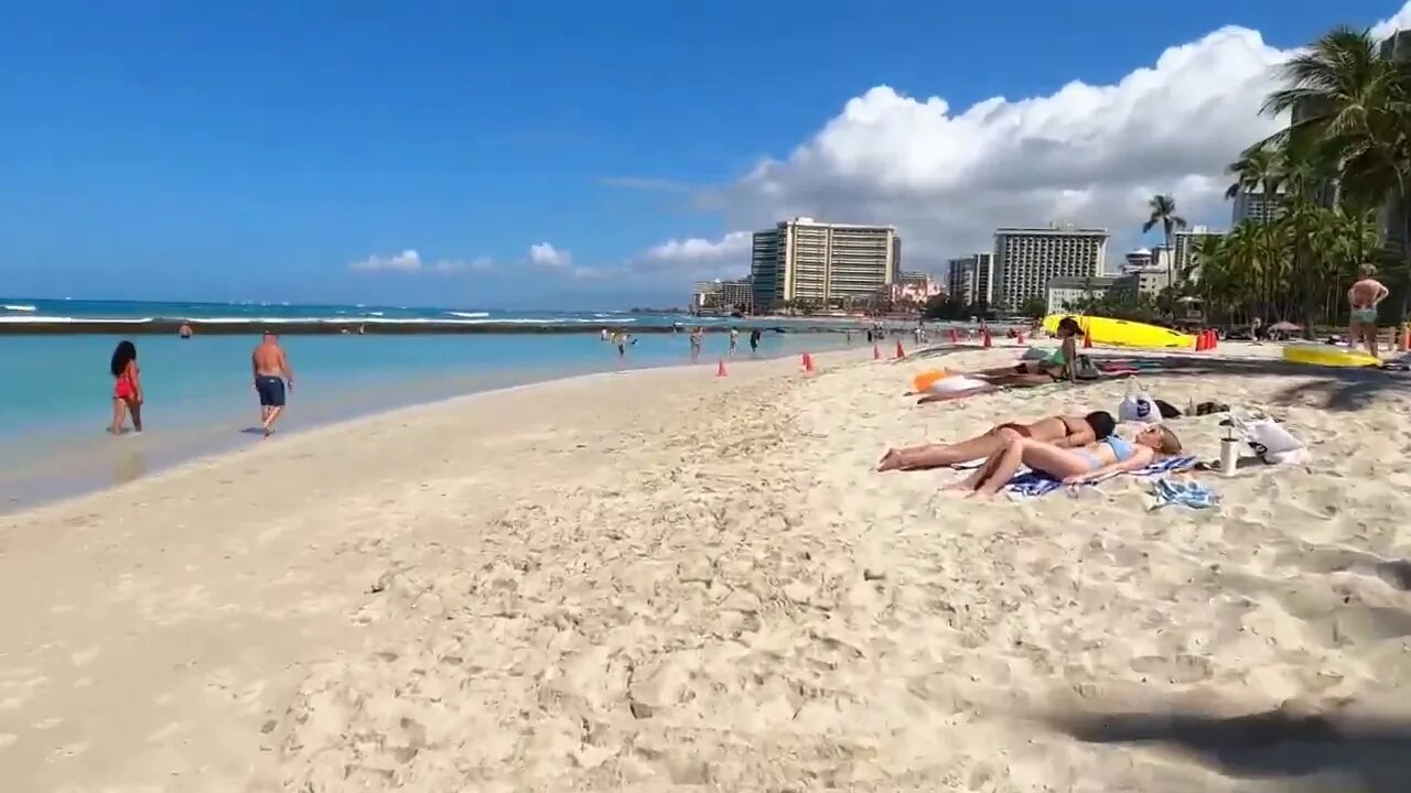 HAWAII - Waikiki Beach - On the beach - Beautiful day on Waikiki beach for people watching!-3