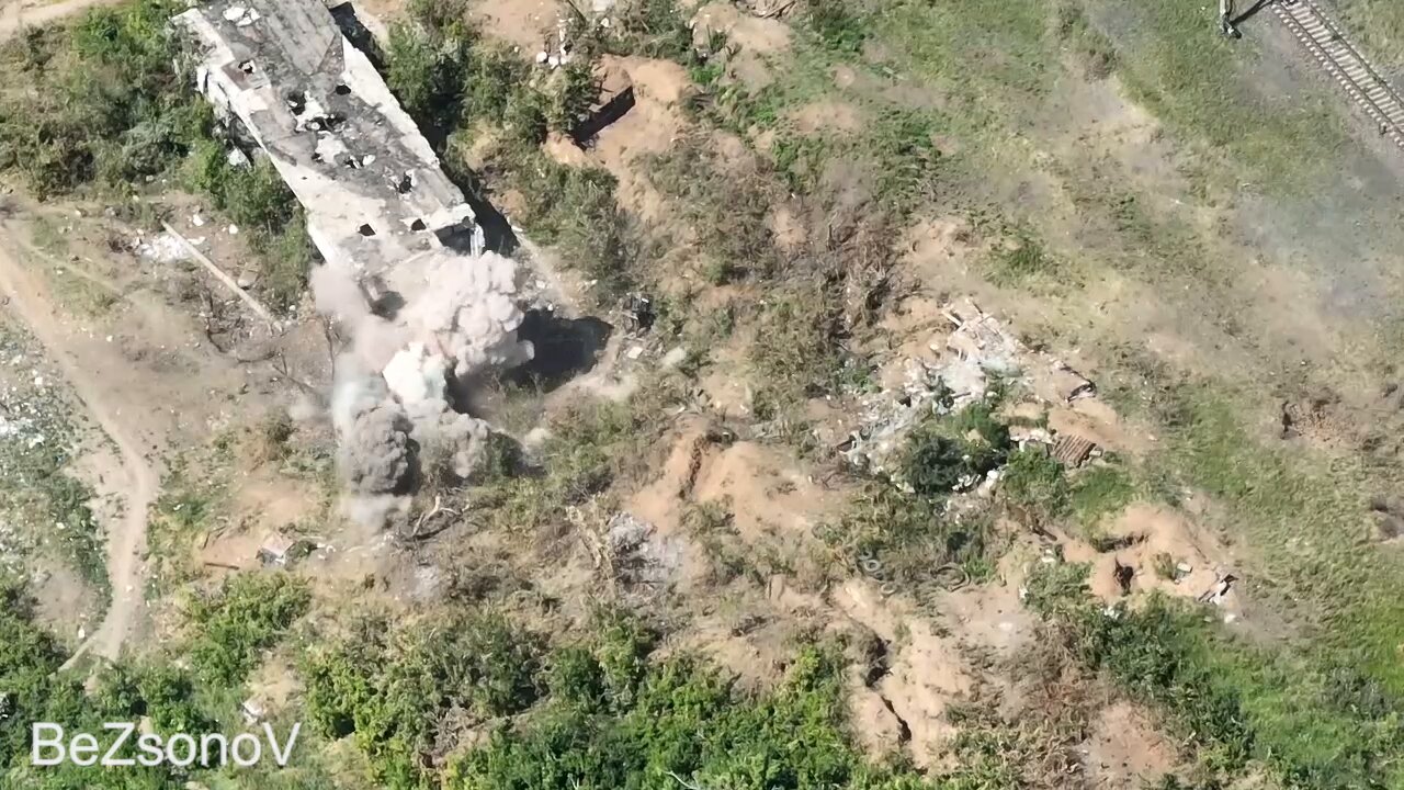 Artillery crushes Ukrainian fortifications in Marinka