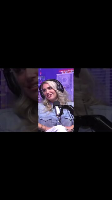 Modern Woman didn’t know how to brush her hair 🤦🏾‍♂️