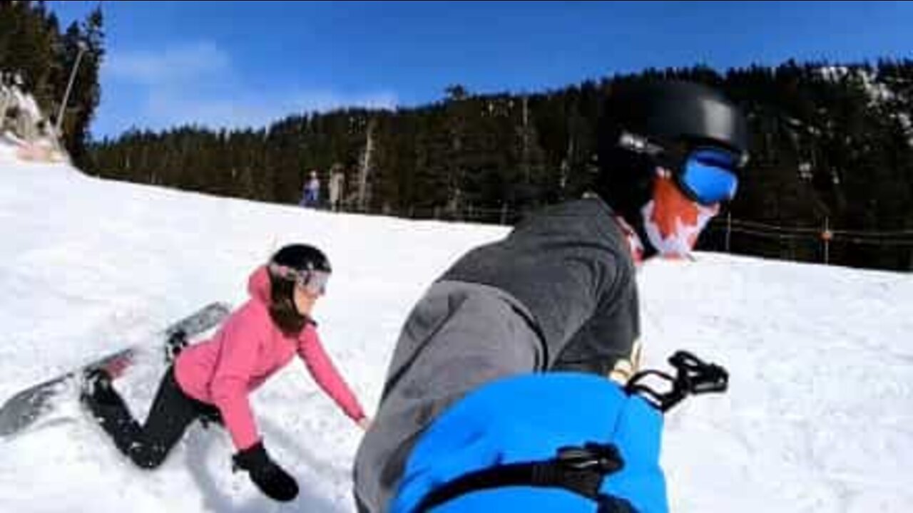 Brincadeira acaba em mergulho na neve