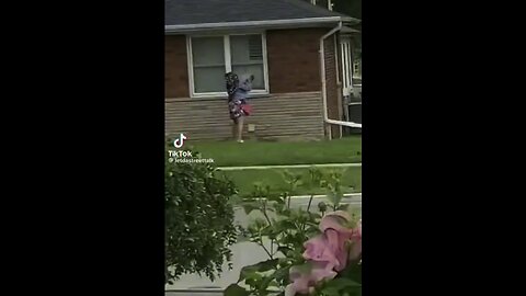 Black Woman Breaks Man’s House Windows & Keys His Car Because He Broke Up With Her! Police ?