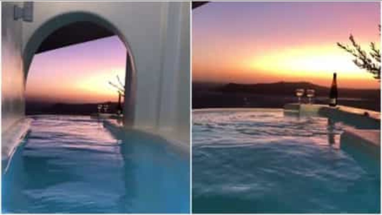 Magnifique coucher de soleil depuis la chambre d'un hôtel de Santorini