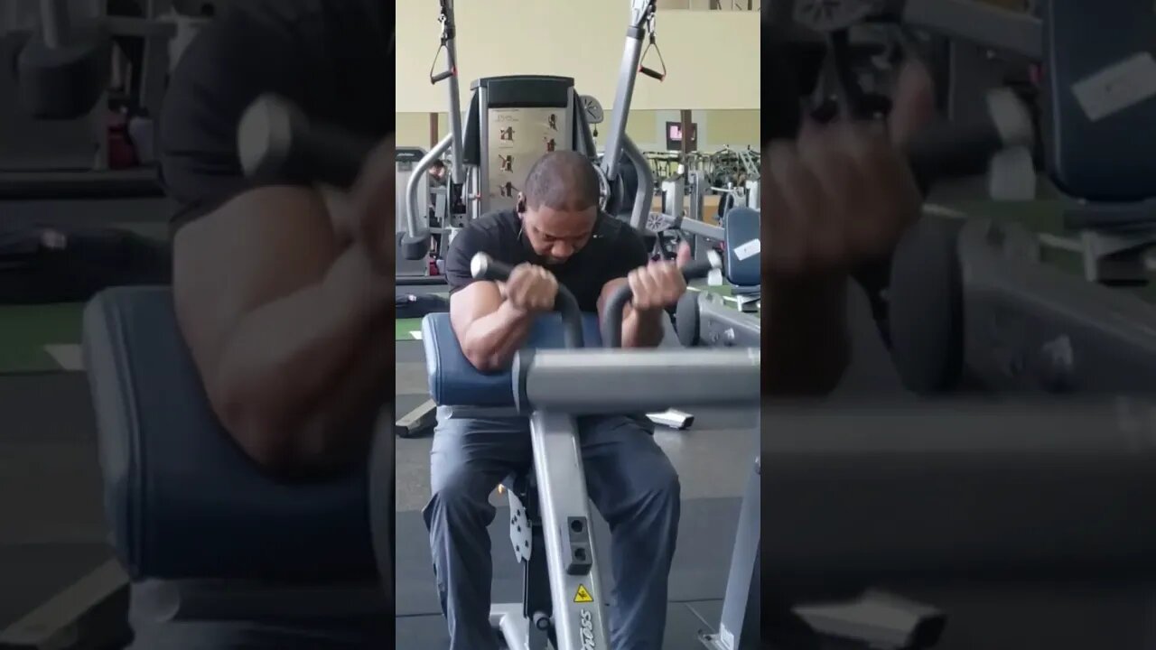 Bicep Curls @LifeFitnessTraining 135lbs 12 repetitions