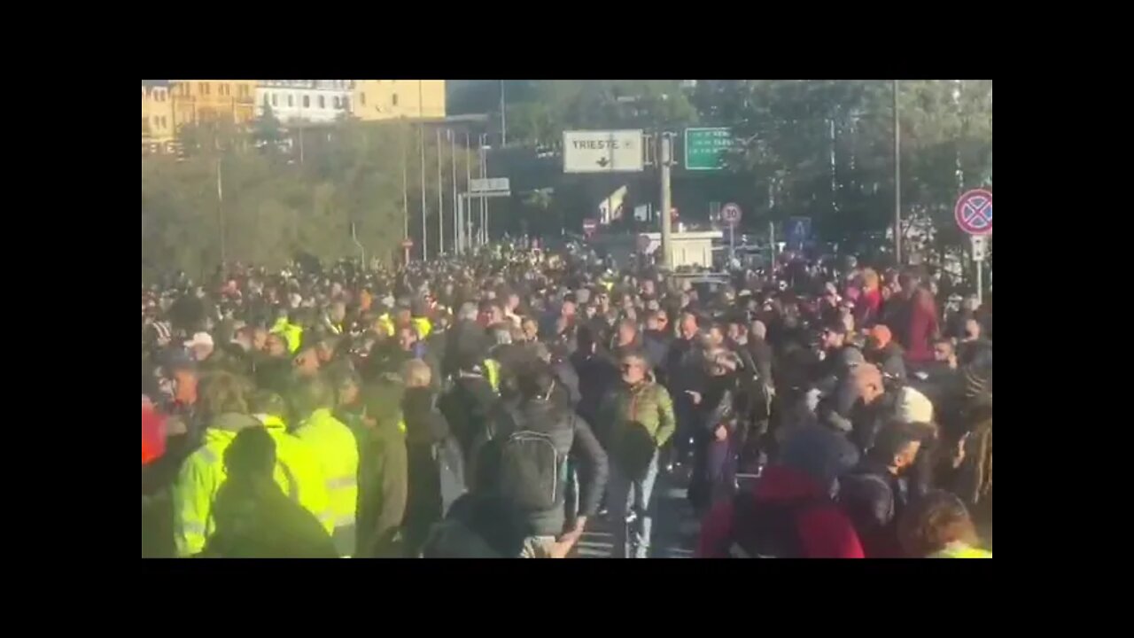 🚨 ITALY - Trieste Citizens Bring Food To Protesting Port Workers