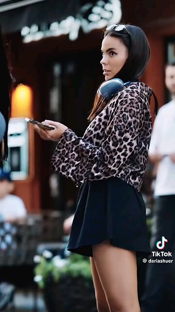 Bodybuilder takes man from girlfriend. 🫣