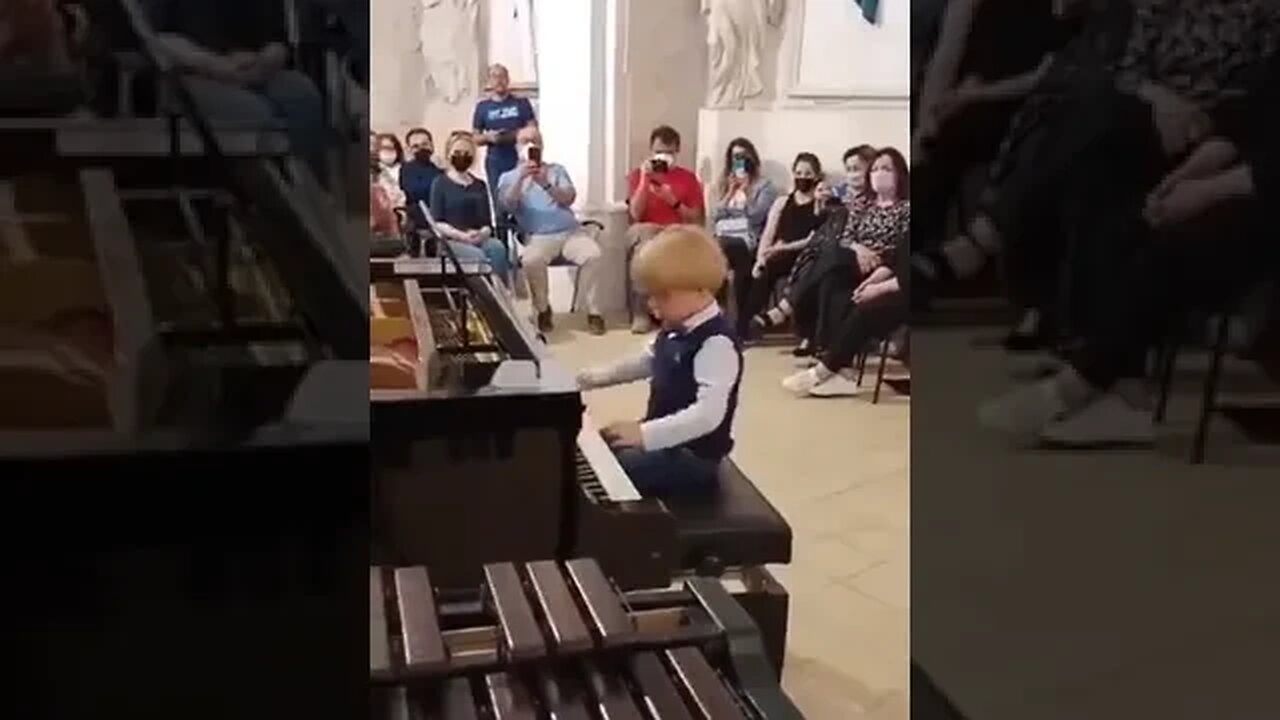 tocando #piano com apenas 5 anos tocando essa obra de Mozart