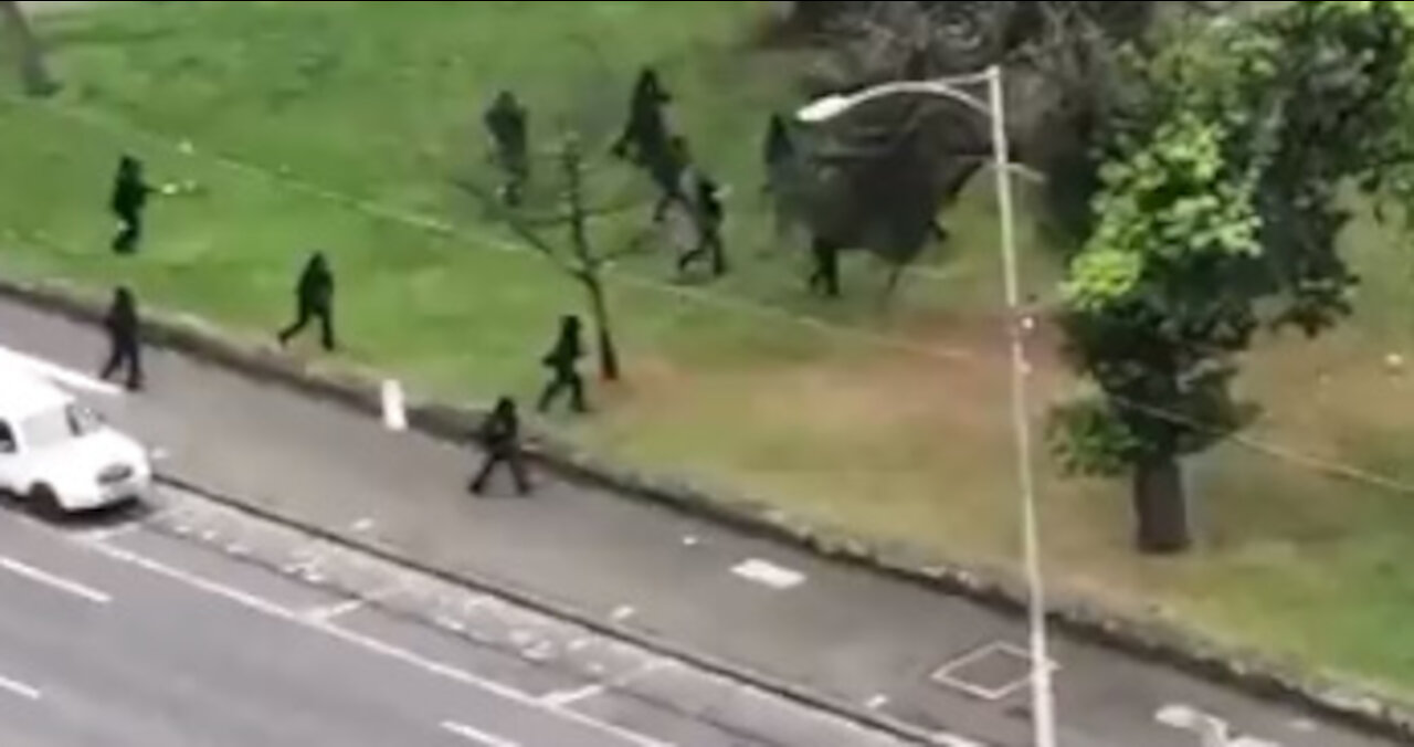 Australia CovidTyranny - 11 - Police hunt and fire rubber bullets at citizens!